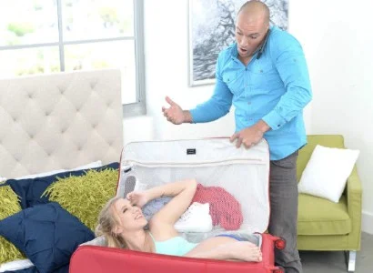 Vali chứa quà được chuyển đến